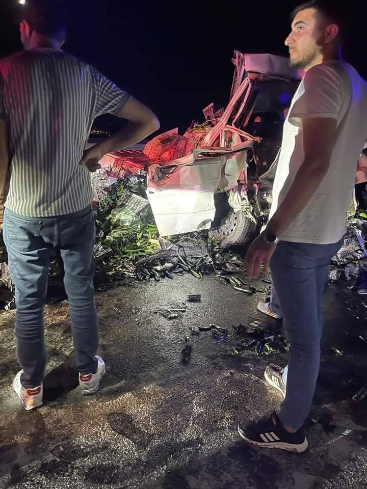 Pikap kağıt gibi ezildi