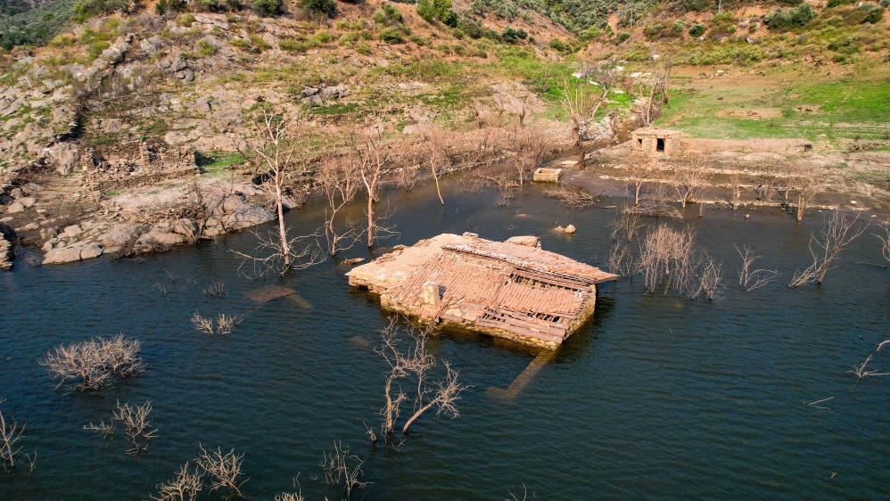 Barajın suyu çekilince tarihi köy evleri gün yüzüne çıktı