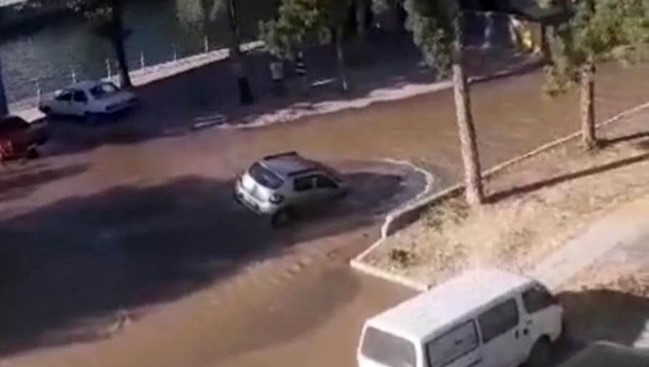 Beyşehir'de su borusu patladı, açtığı çukura otomobil düştü