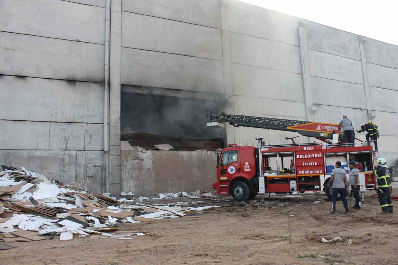 Mobilya fabrikasında çıkan yangın söndürüldü