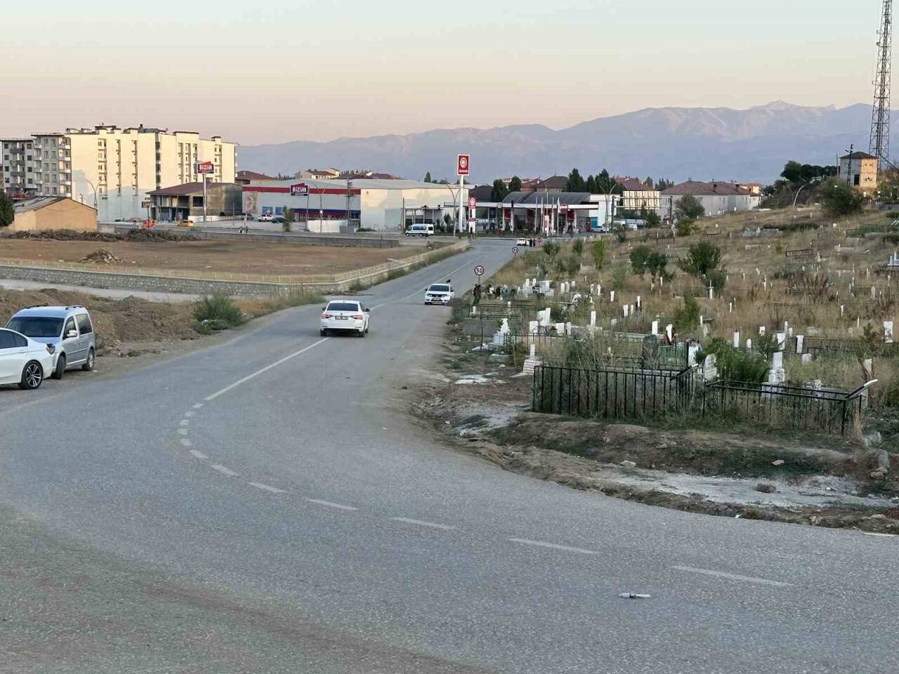 Mezarlıkta yer kalmadı, mezarlar yola taştı