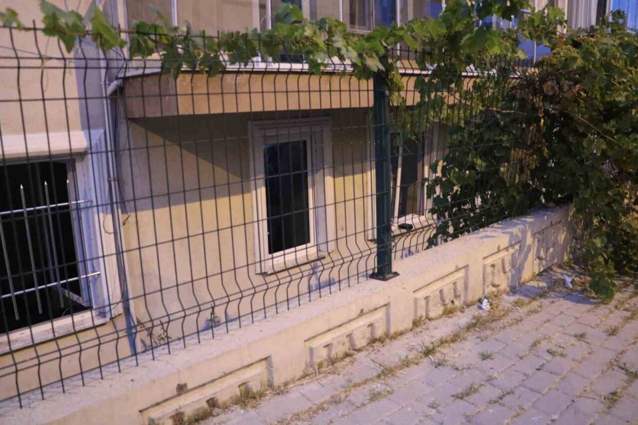 Patlama sesiyle mahalle sokağa döküldü