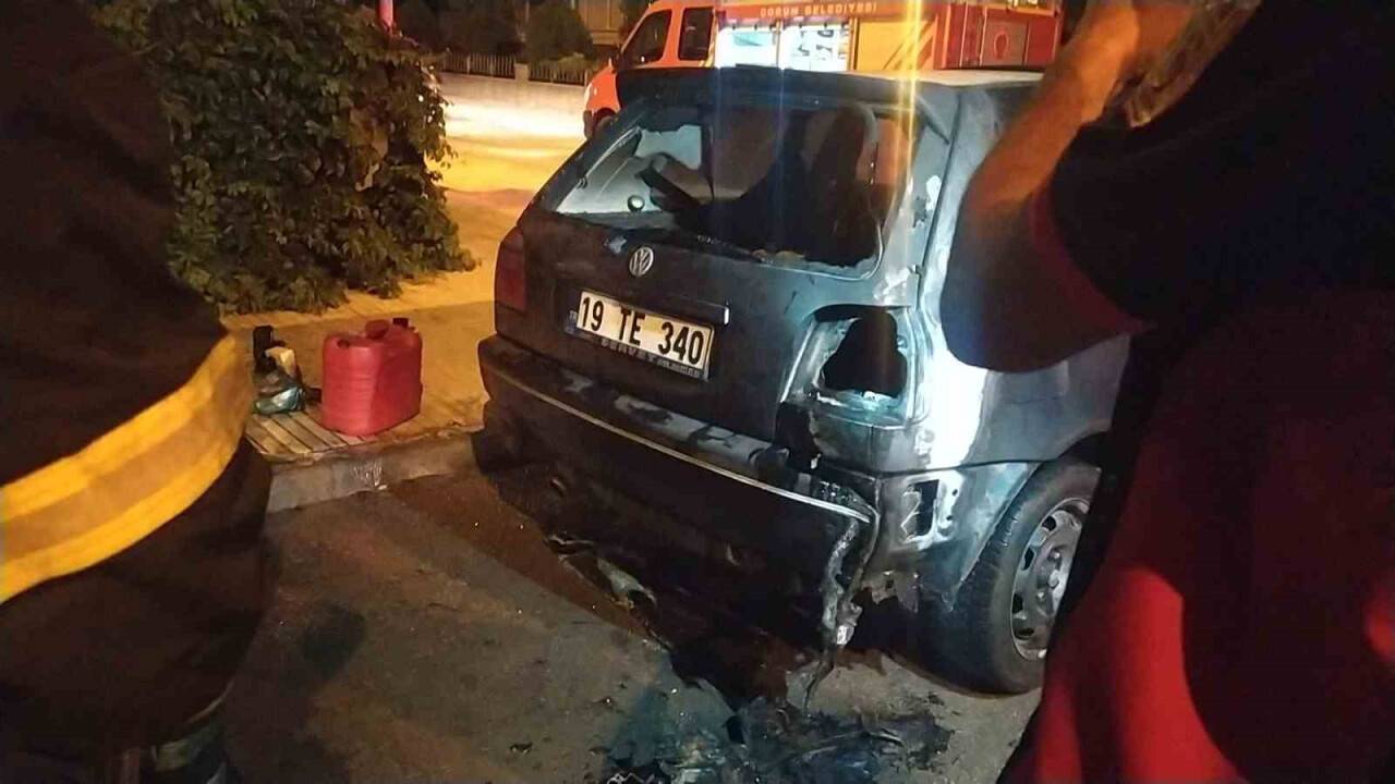 Park halindeki otomobil alev alev yandı