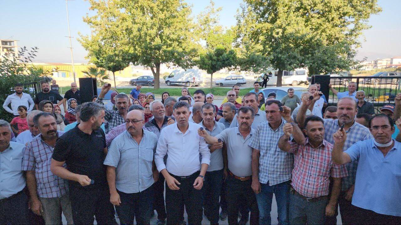 Tayini çıkan kaymakam gitmesin diye toplandılar