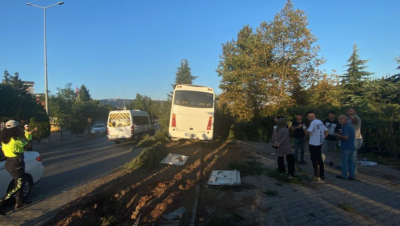 Freni patlayan servis midibüsü ağaçları biçti