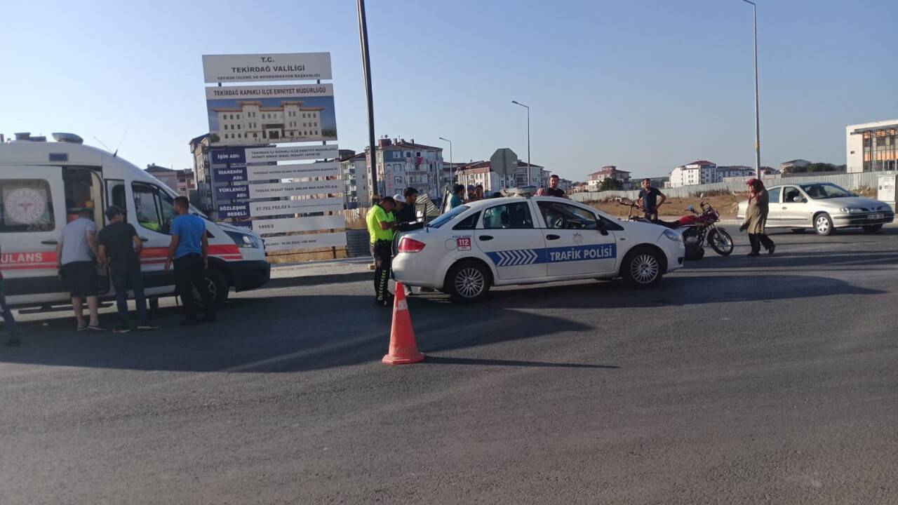 Motosiklet ve otomobile kafa kafaya çarpıştı