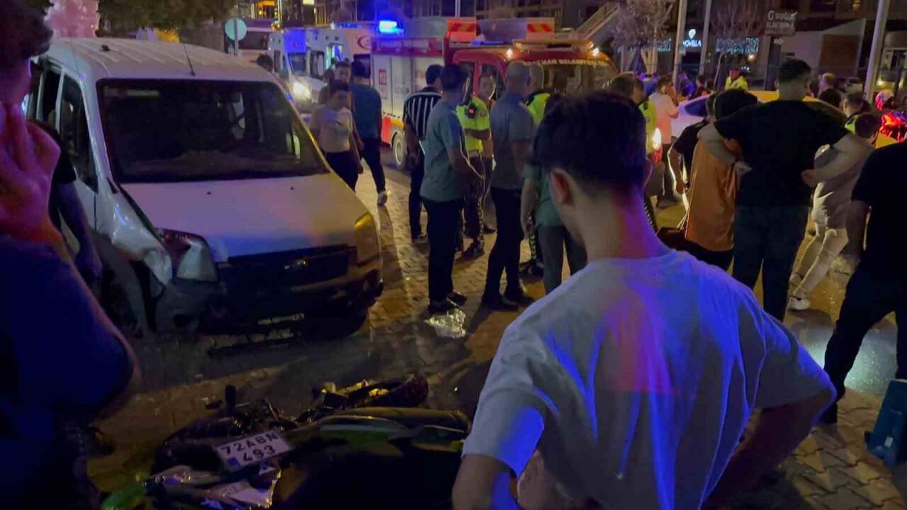 Otomobil polis aracına adeta daldı