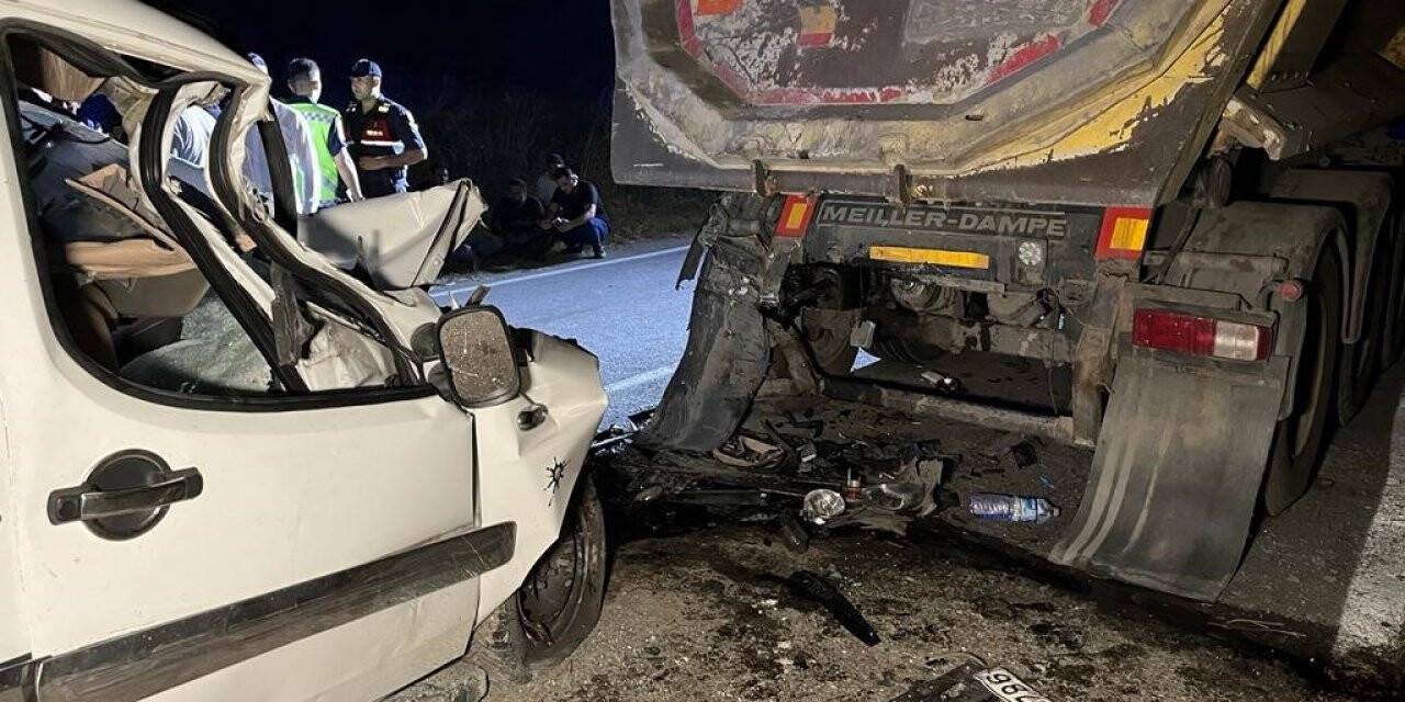 Hafif ticari araç arıza yapan hafriyat kamyonuna çarptı: 1 ölü