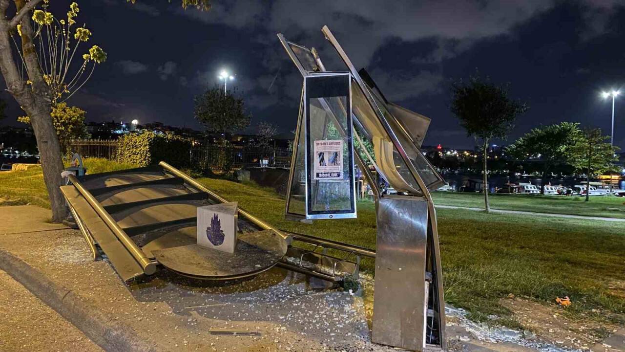 Otobüsü durağa daldı, şoför olay yerinden kaçtı