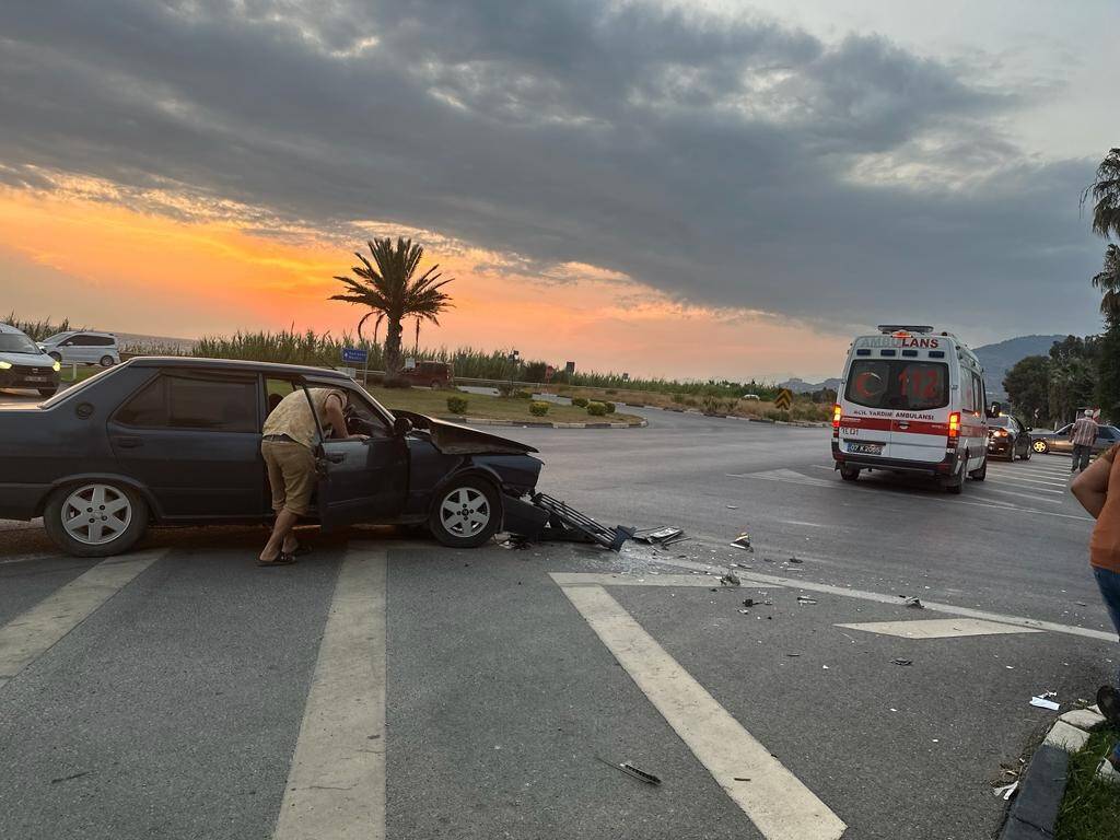 Otomobil hafriyat kamyonuna çarptı