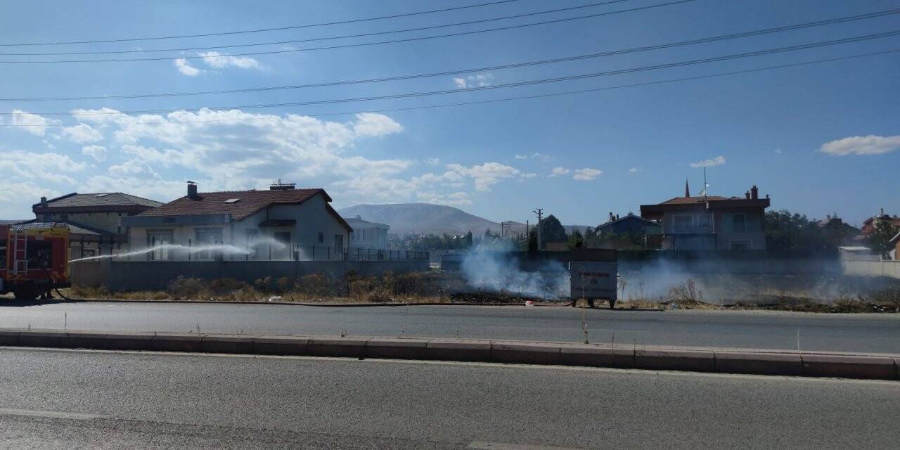 Kozağaç tarafında anız yangını evlere sıçradı