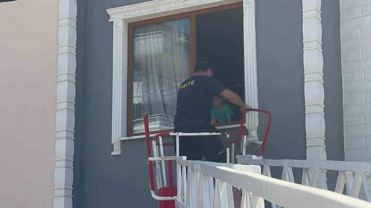 Odada kilitli kalan çocuğu itfaiye kurtardı