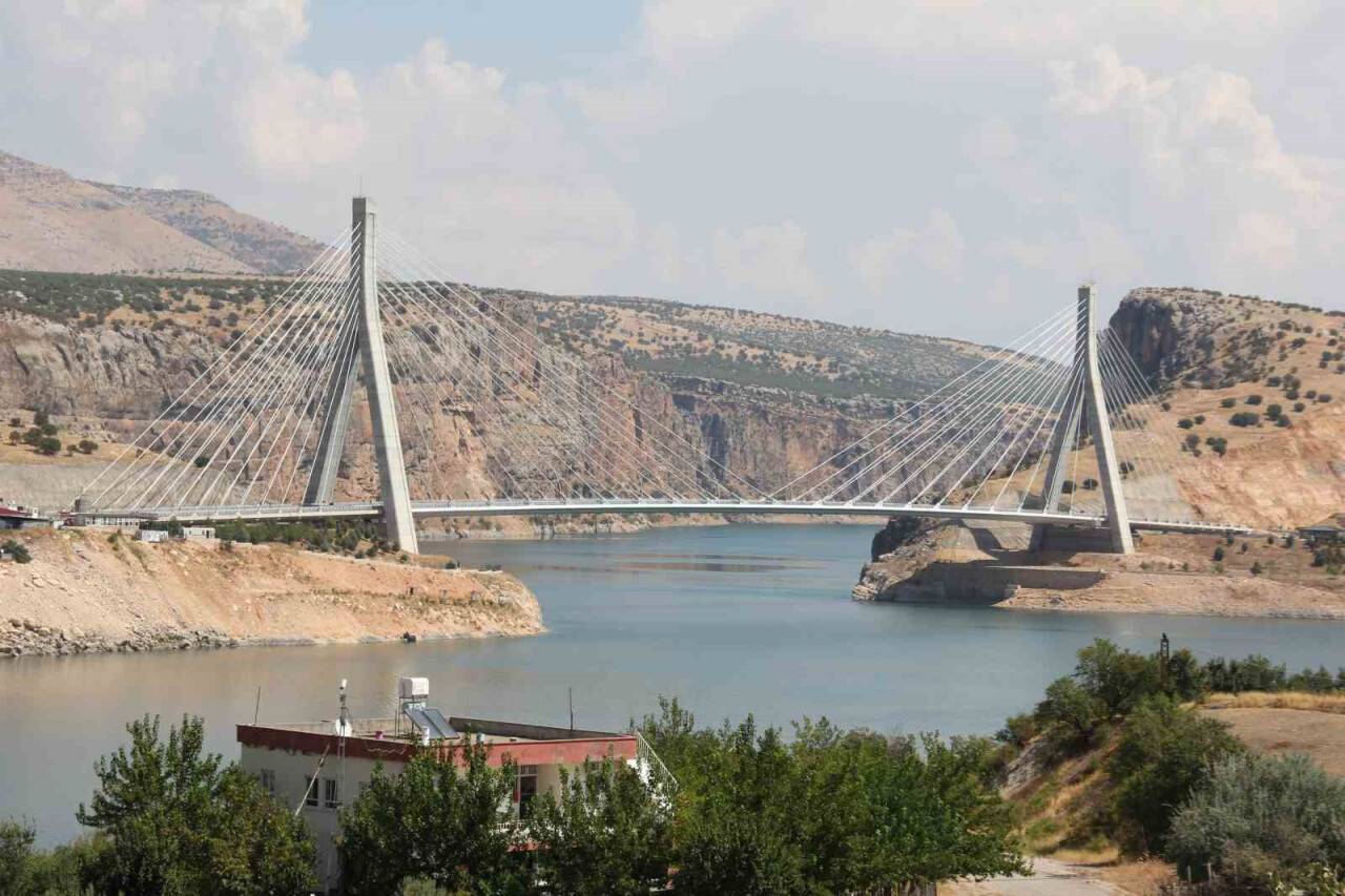 Depremin etkilemediği o köprüden, binlerce araç geçti