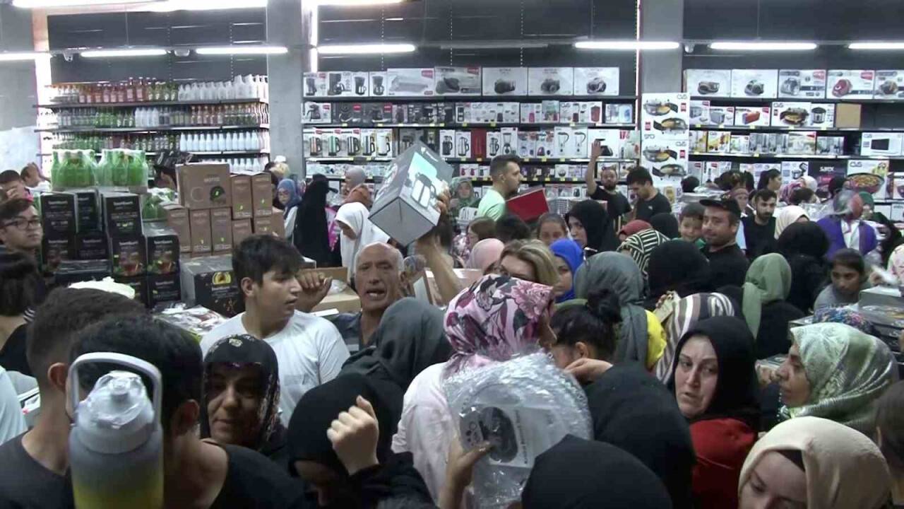 Yanan mağazanın açılışında izdiham oluştu