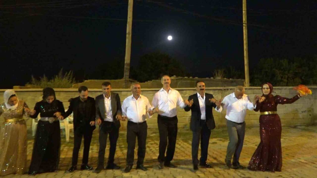 "Süper Mavi Ay” eşliğinde halay çektiler