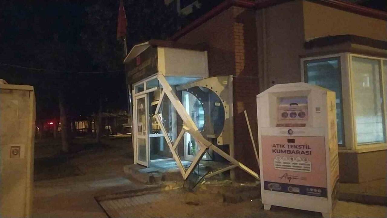 Kontrolden çıkan otomobil muhtarlık binasına daldı