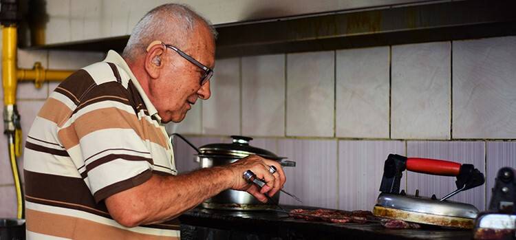 Fahrettin Usta 44 yıldır "ütüyle" balaban kebabı yapıyor