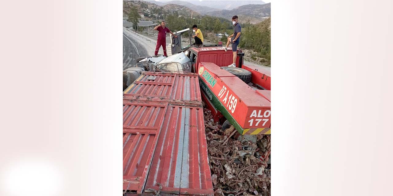 Konya-Antalya yolunda kamyon arazöz ve otomobile çarptı