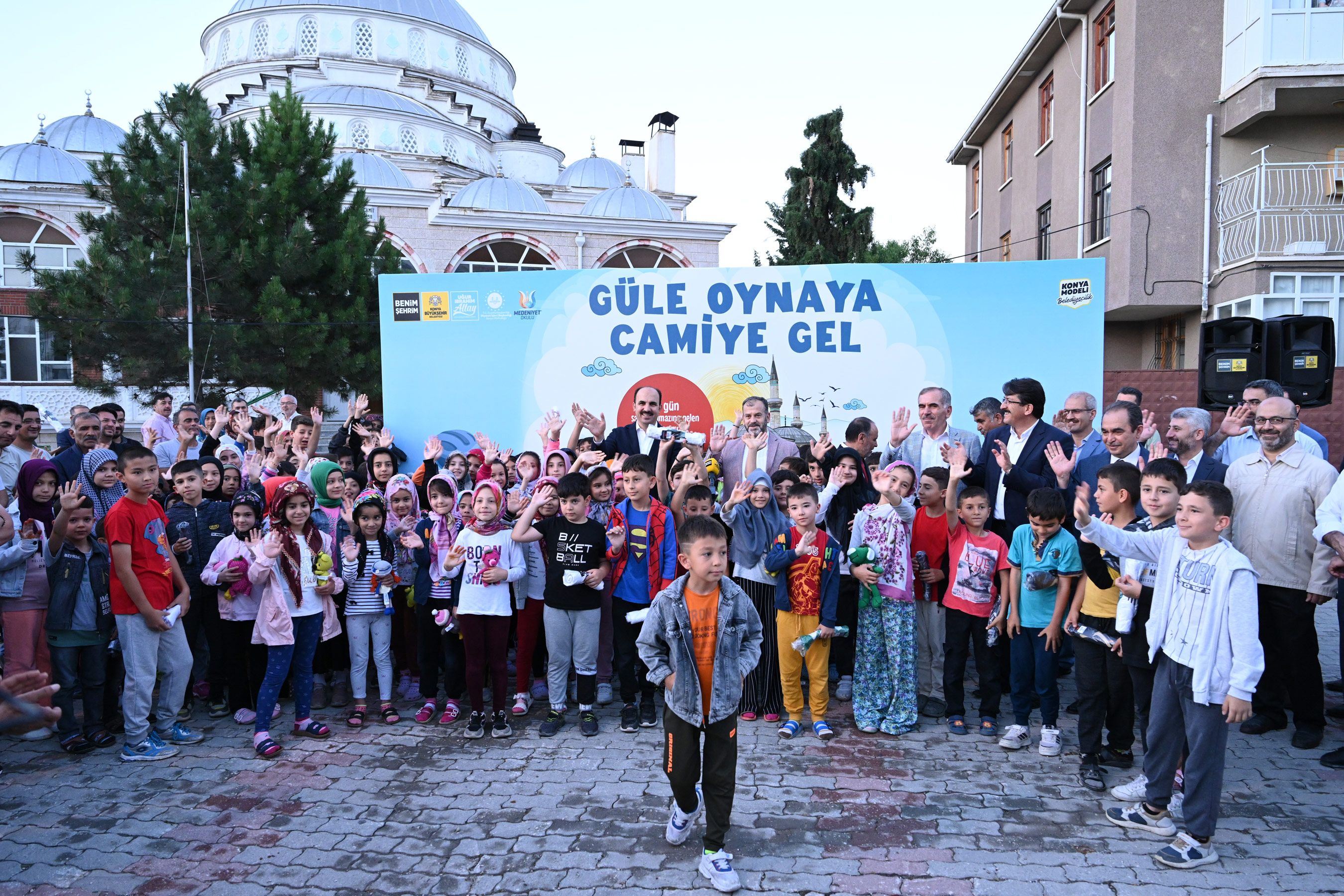 “Güle Oynaya Camiye Gel Projesi”nde hak kazanan çocuklara bisikletleri ulaştırıldı