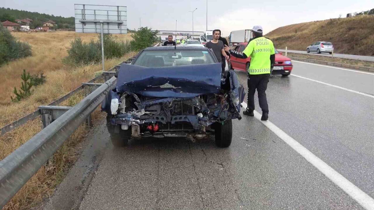 Yağmur kazaları da beraberinde getirdi: 17 yaralı