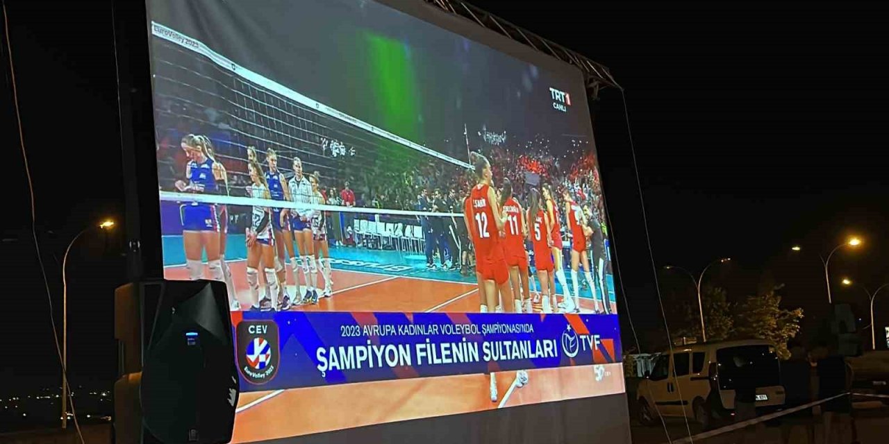 Millilerin şampiyonluk maçını dev ekranda izlediler