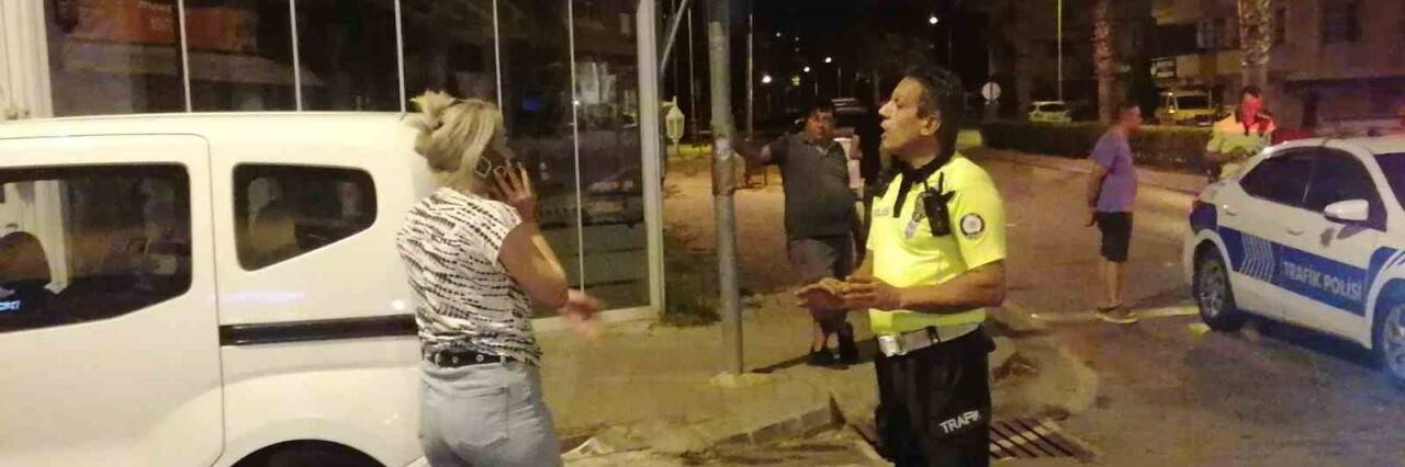 Kaza yapan motosikletliye yardım eden kadın sürücü alkollü çıktı