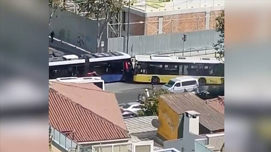 İETT otobüsü tramvaya çarptı