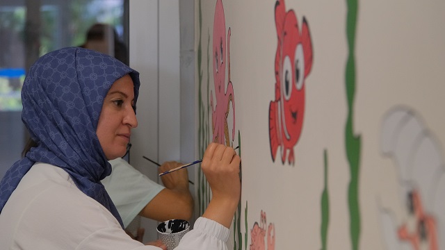 Konya'da bir grup  öğretmen, okul duvarlarını renklendiriyor