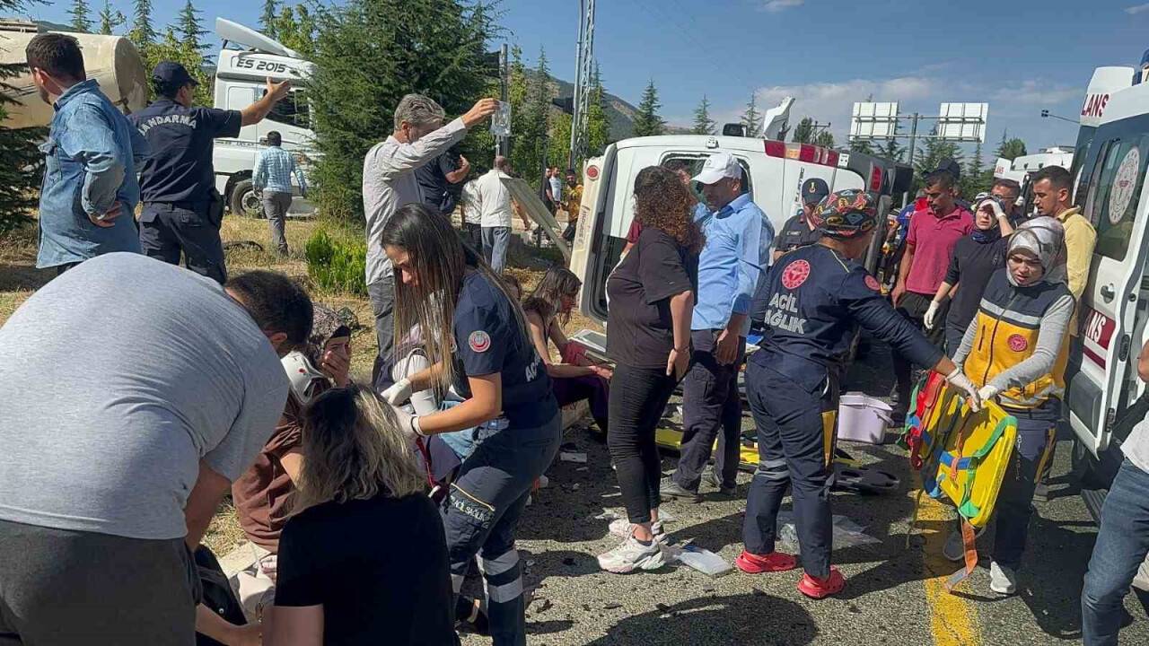 İçerisinde turistler vardı, otobüse çarptı: Onlarca yaralı var!