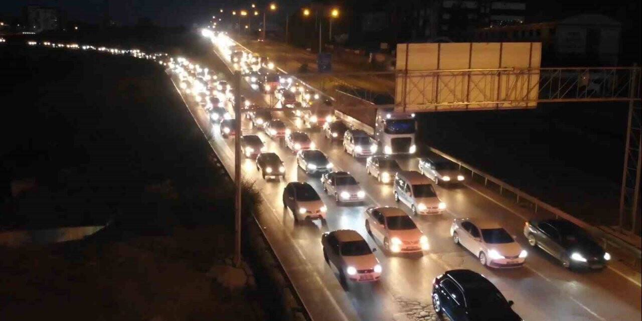 Yaz tatili sona erdi, vatandaşlar yollara akın etti