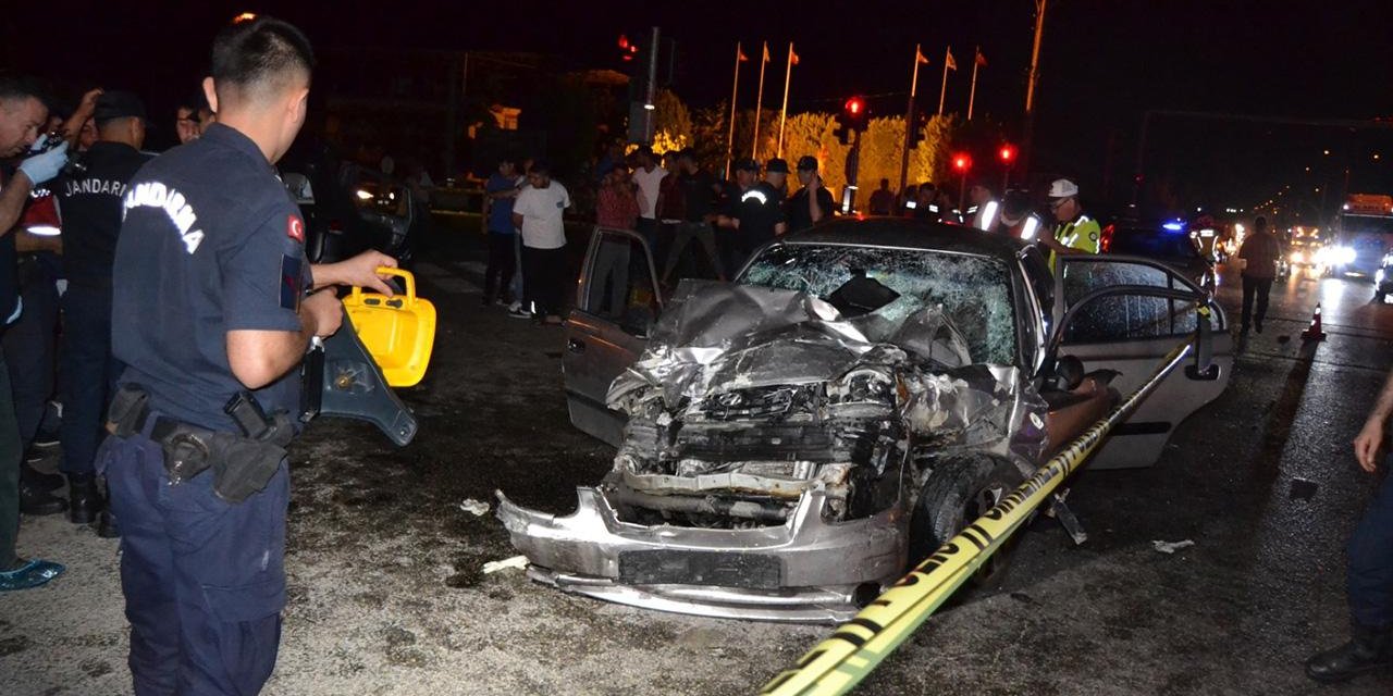 Manisa Akhisar’da iki otomobil çarpıştı: 1 ölü, 6 yaralı