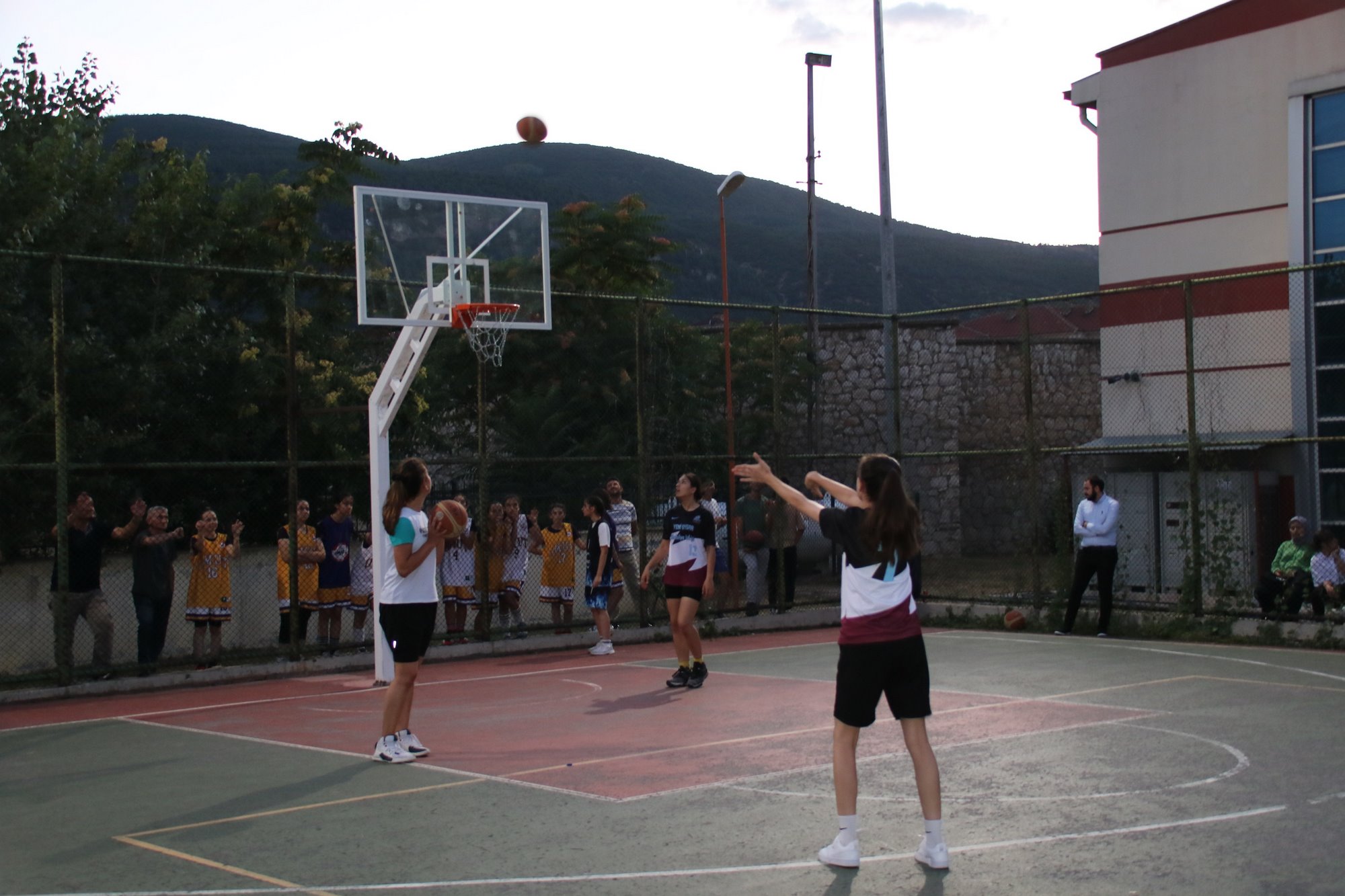Akşehir'de düzenlenen sokak basketbol turnuvası sona erdi
