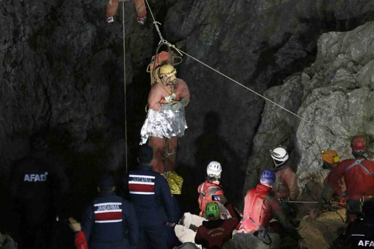 ABD'li bilim insanı askeri helikopter ile Mersin Şehir Hastanesine götürüldü