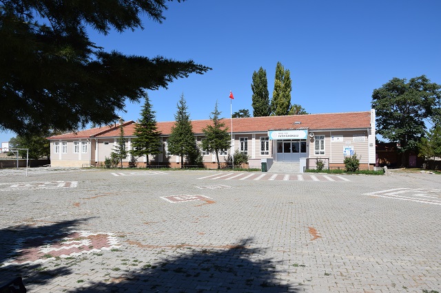 Konya'da depremde hasar gören ilkokul kapatıldı