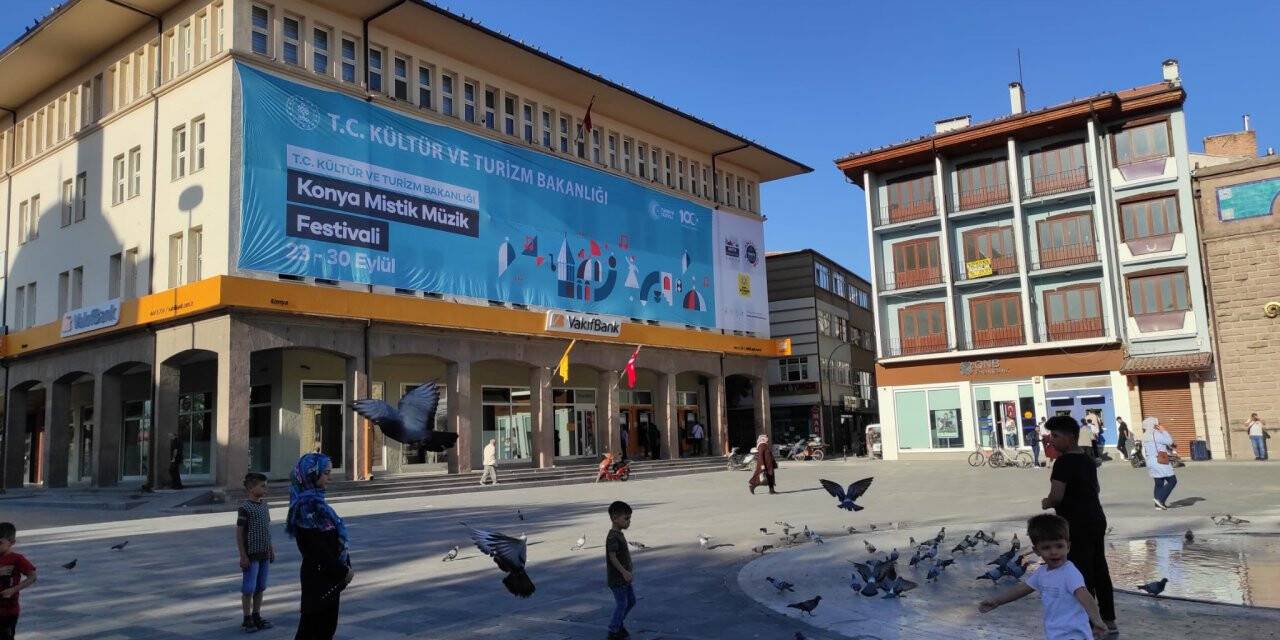 Konya, uluslararası  festivalin afişleriyle süslendi