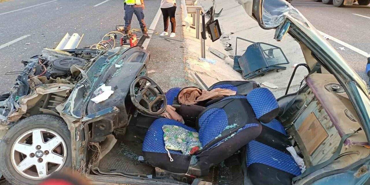 Bariyerlere çarpan otomobil hurda yığınına döndü: 3 yaralı