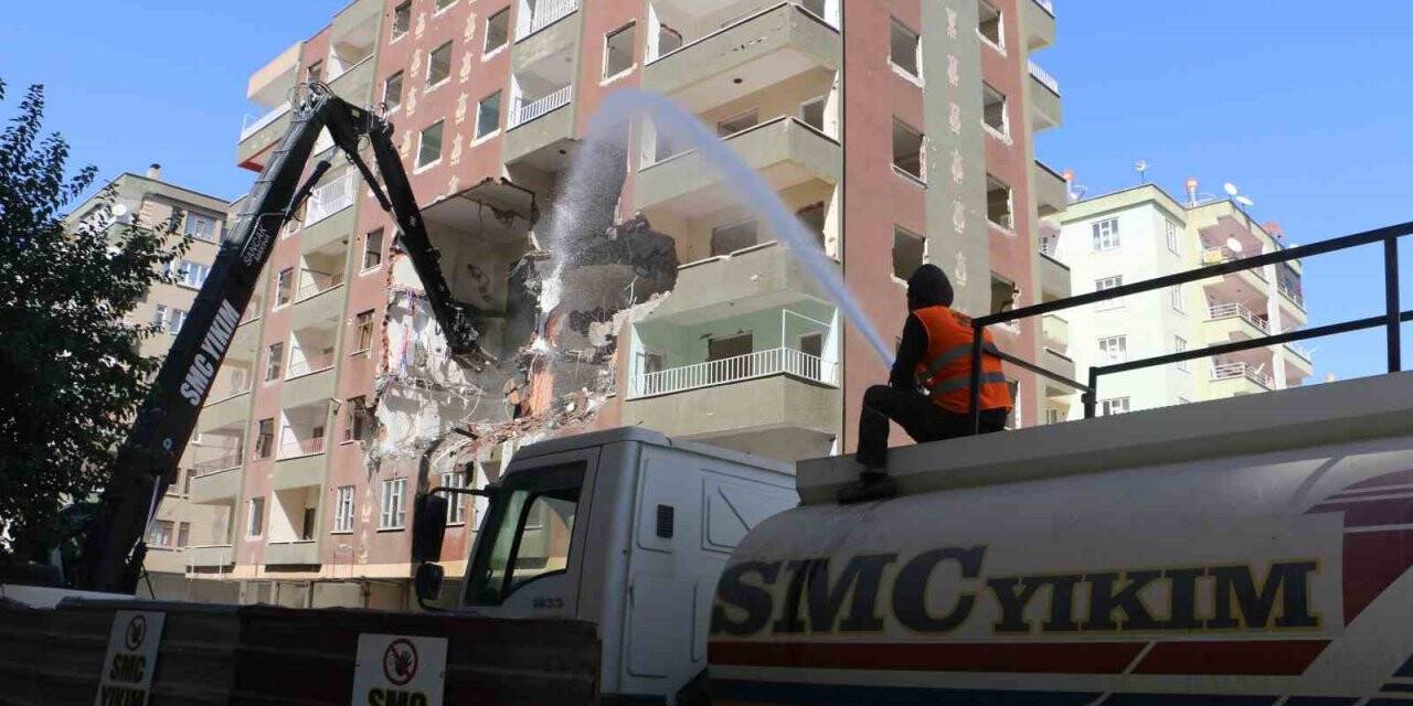 Diyarbakır’da ağır hasarlı binaların yıkım çalışmaları devam ediyor