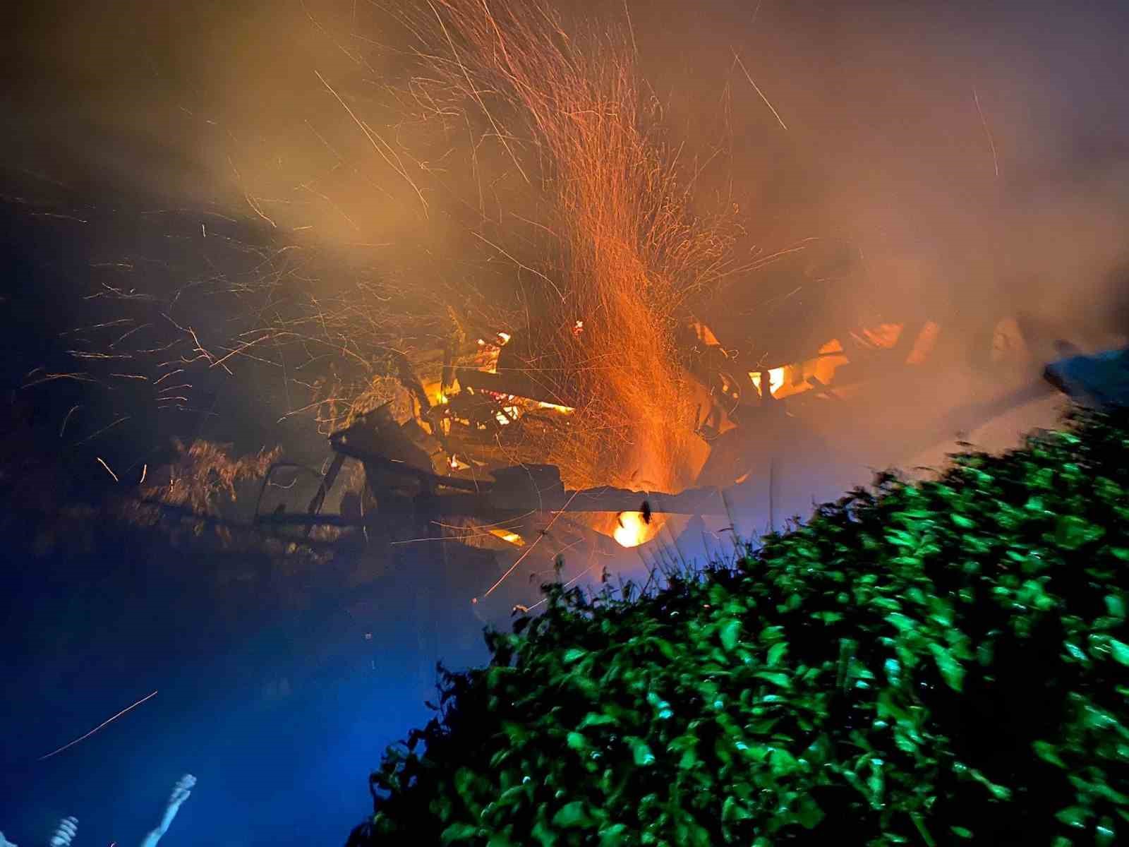 İki katlı evde yaşanan yangın panik ve korkuya neden oldu