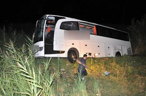 Manisa'da Otobüs Şarampole Devrildi: 52 Yaralı