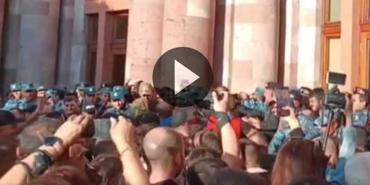 Ermenistan’da protestoculardan Paşinyan’a istifa çağrısı