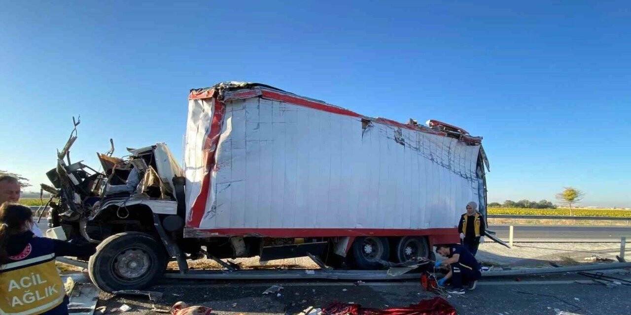Konya Karapınar'da kamyon bariyerlere çarptı: 1 ölü, 1 yaralı