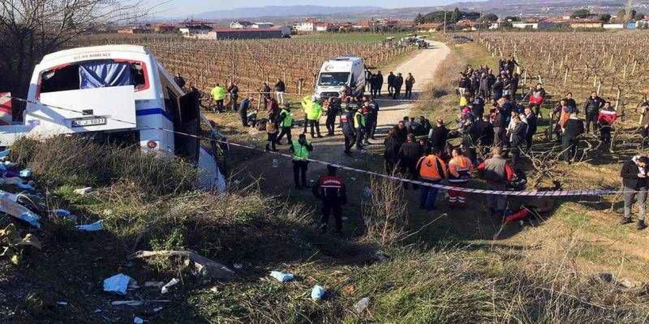 Manisa Salihli'de işçi servisi ile tır çarpıştı: 1’i ağır 23 yaralı