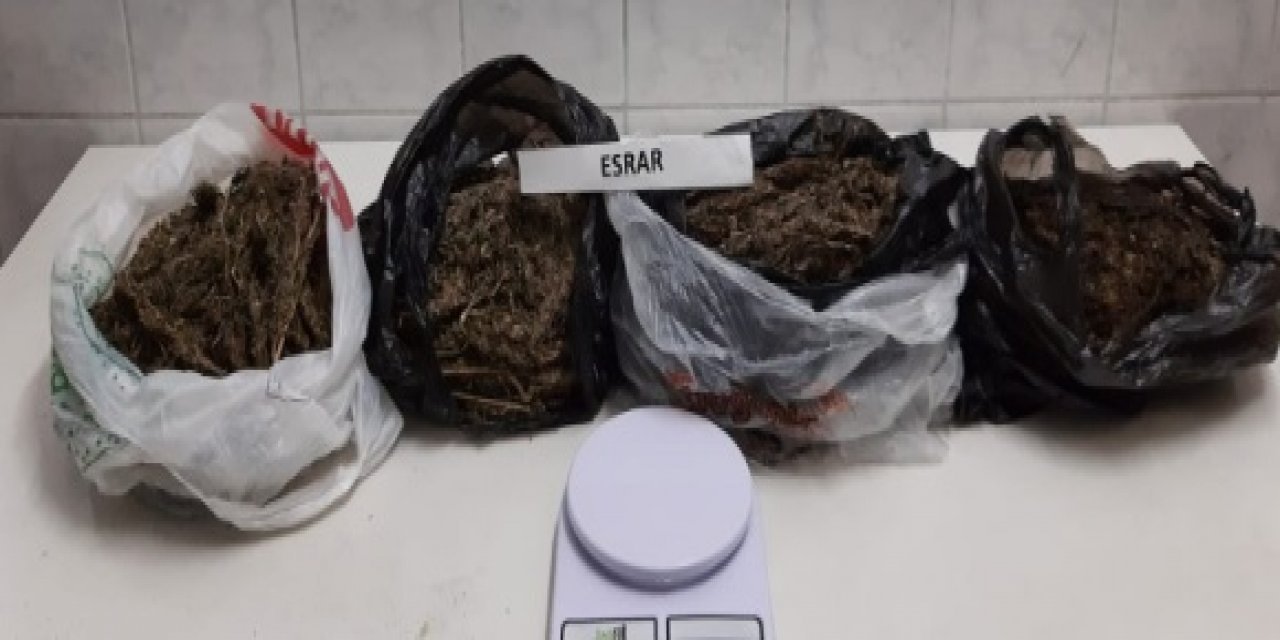 Konya'nın Kadınhanı ilçesinde jandarma 2 kilo 800 gram esrar yakaladı