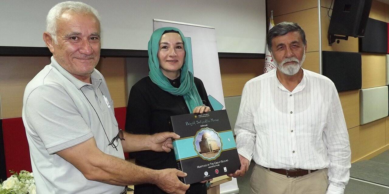 ‘Şükufe Nighal’i anlattı