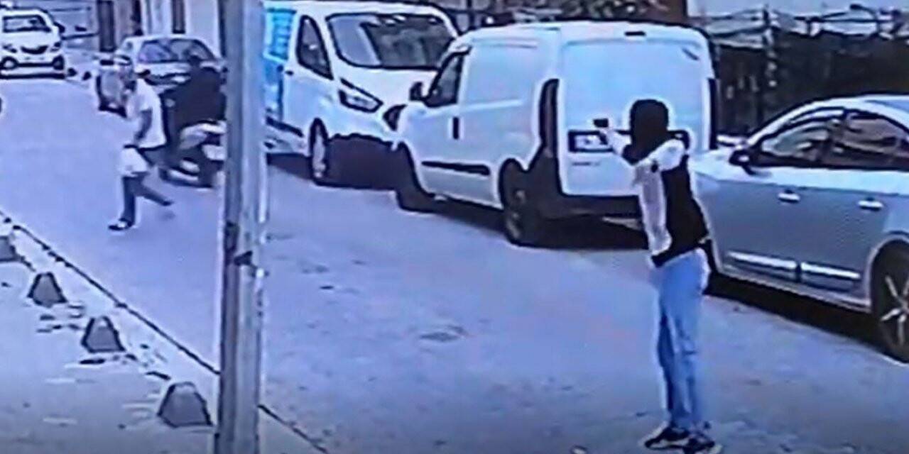 Sokak ortasındaki silahlı saldırı kameralara yansıdı