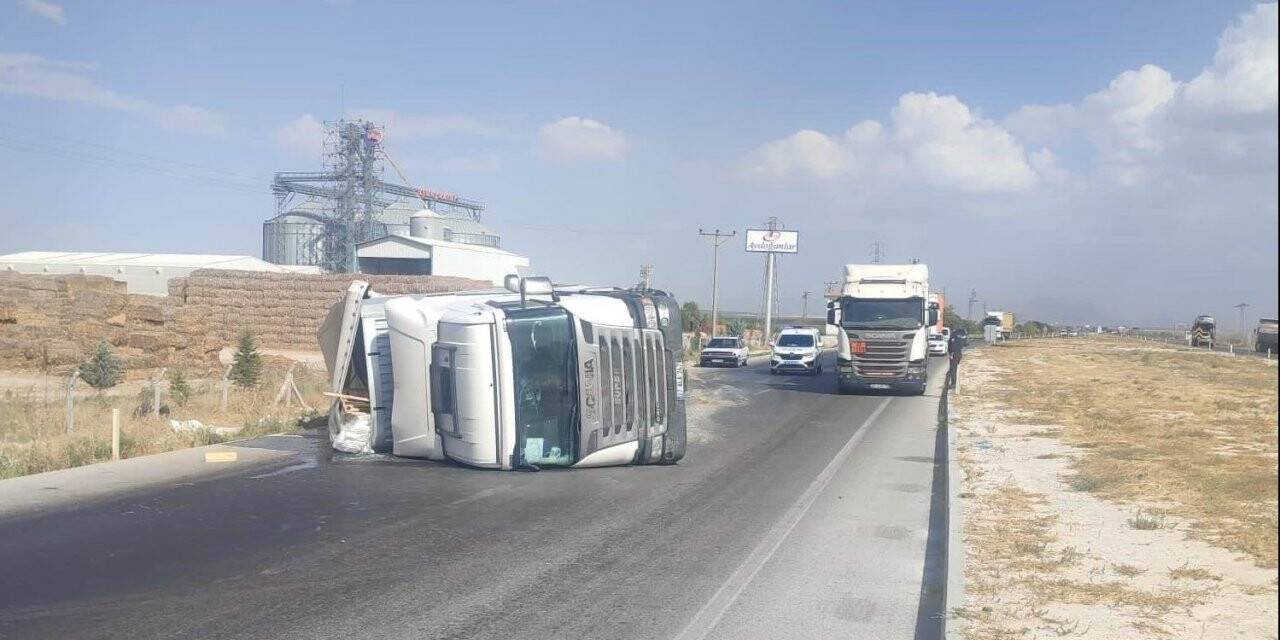 Konya’da tır yolun ortasına devrildi