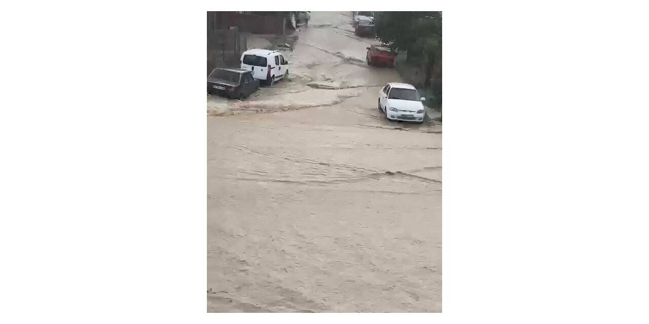 İstanbul'da sağanak yağış etkili oldu: Yollar göle döndü, evleri su bastı