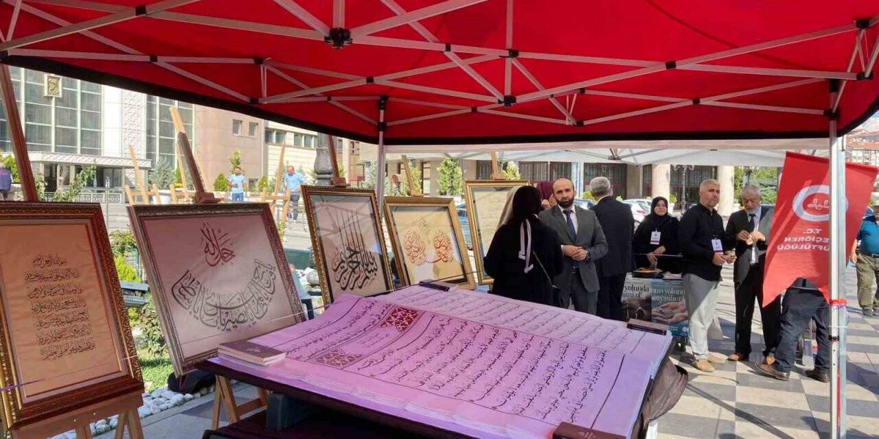 Dünyanın ikinci büyük el yazması Kur’an-ı Kerim’i sergilendi