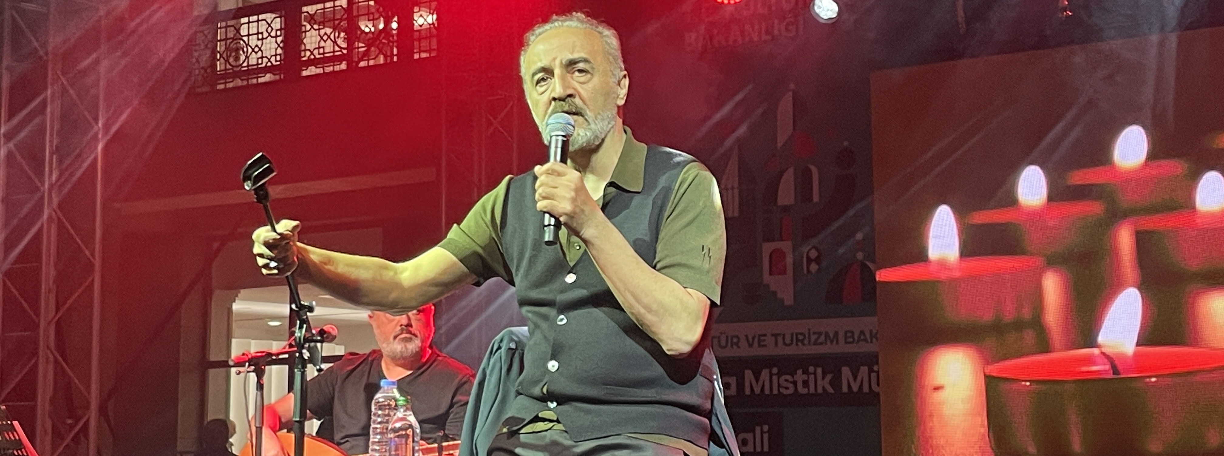 Konya'daki festivalde Yılmaz Erdoğan şiir okudu