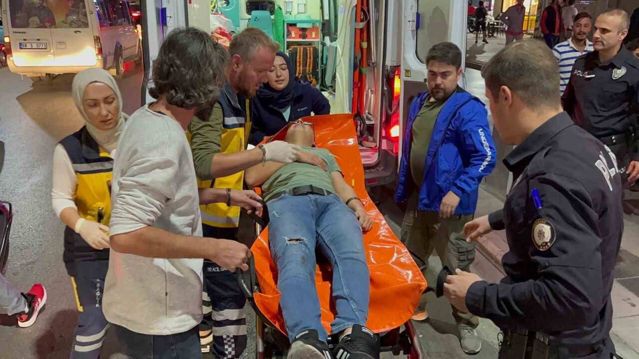 Baba-oğul, 4 kişiyi önce dövüp sonra bıçakladı